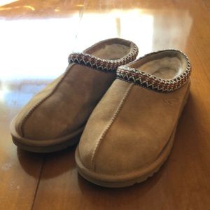 Ugh clogs- like new!